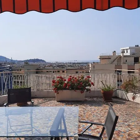 Sur Le Toit Apartment *